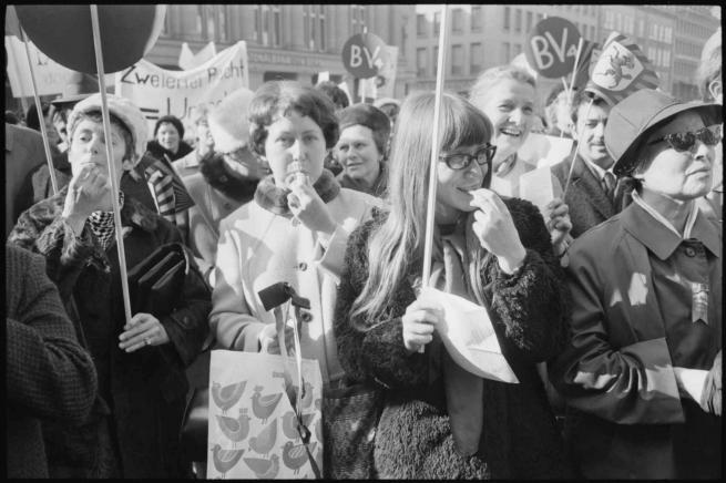 Siegfried Kuhn © StAAG/RBA1-1-6397_2 Bildlegende: Mit Trillerpfeifen demonstrieren Schweizer Frauen beim Marsch nach Bern für ihre Gleichberechtigung, 1.3.1969